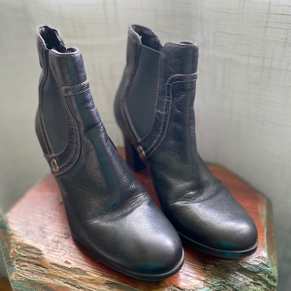 Naturalizar black booties Sz  7.5M